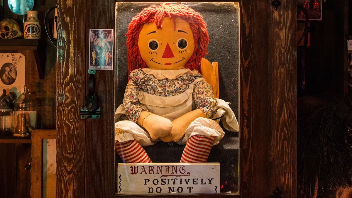Πανικός στα social media για την εξαφάνιση της Annabelle: Η αλήθεια πίσω από τη δαιμονισμένη κούκλα