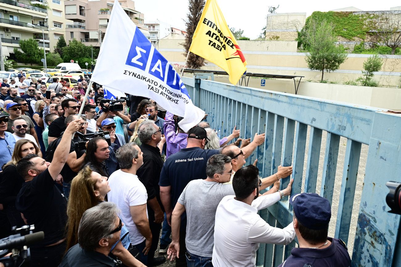 Συγκέντρωση ΣΑΤΑ στο υπουργείο Μεταφορών – Άρνηση συμμετοχής του Θύμιου Λυμπερόπουλου