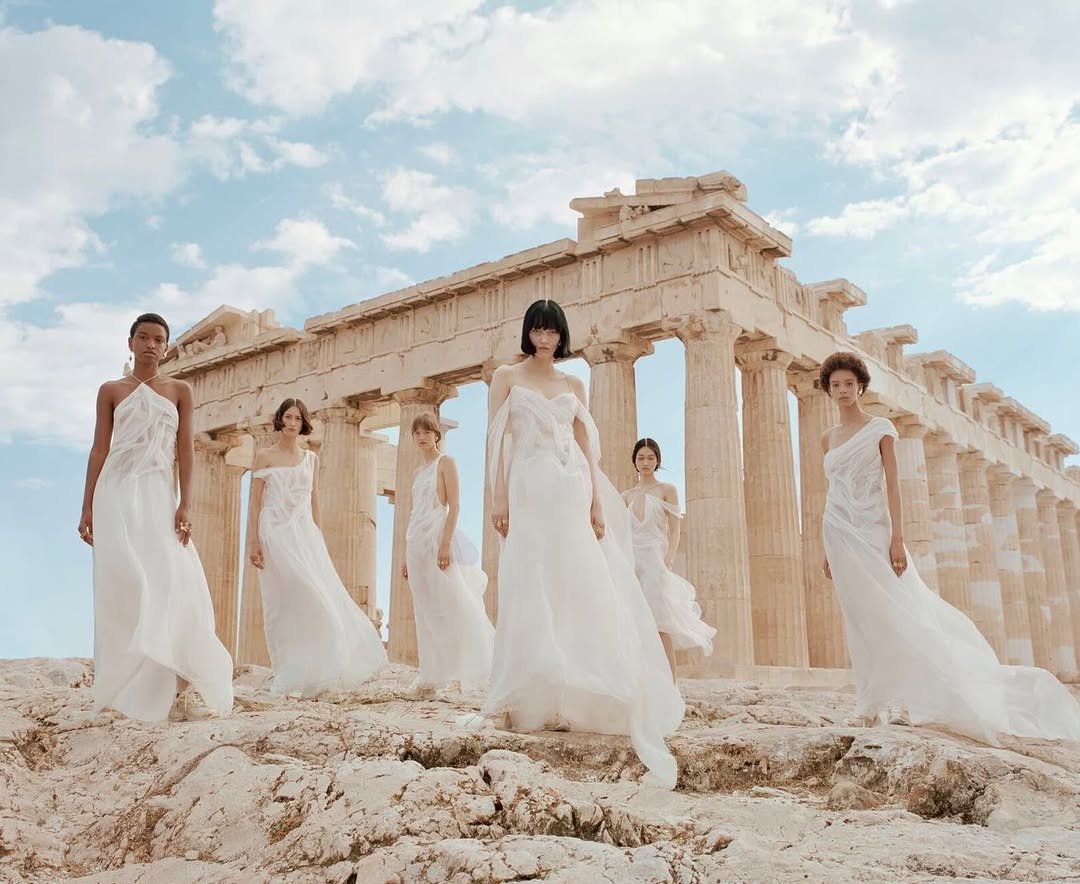 Αντίο Dior: Η Μαρία Γκράτσια Κιούρι αποχωρεί από τον γαλλικό οίκο, φέρνοντας στο προσκήνιο τον φεμινισμό και την ελληνική κληρονομιά