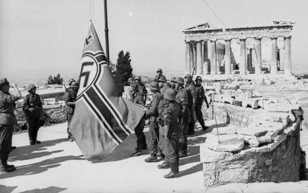 Μανώλης Γλέζος – Λάκης Σάντας: Πώς κατεβάσαμε τη σβάστικα από την Ακρόπολη