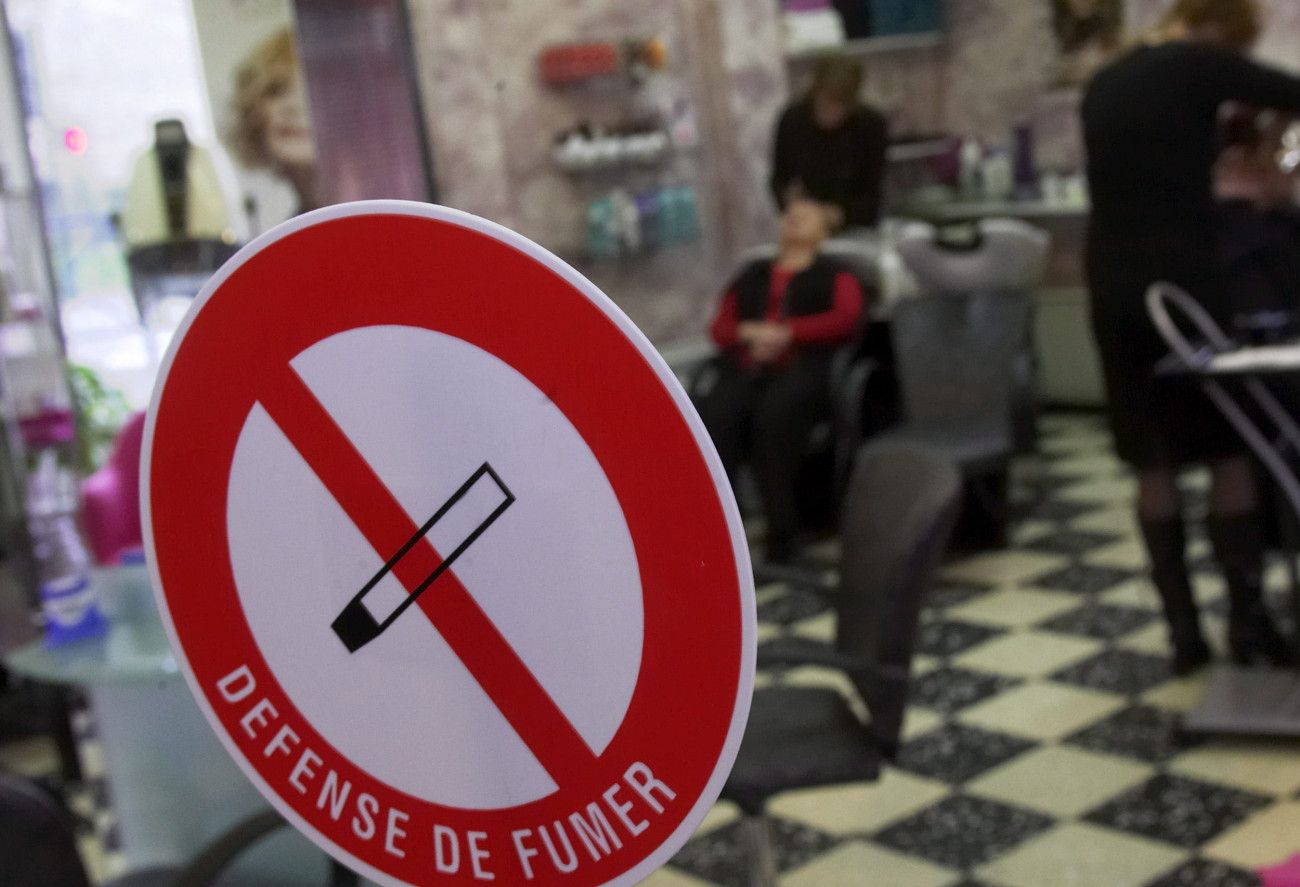 Η Γαλλία απαγορεύει το κάπνισμα σε παραλίες και πάρκα για την προστασία των παιδιών