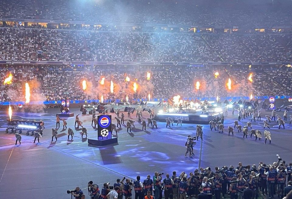 Εντυπωσιακή έναρξη στον τελικό με τους Linkin Park στη σκηνή! (βίντεο)