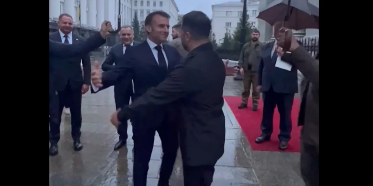 Μακρόν – Ζελένσκι: Ο Θερμός Εναγκαλισμός που Ξεσήκωσε το Διαδίκτυο