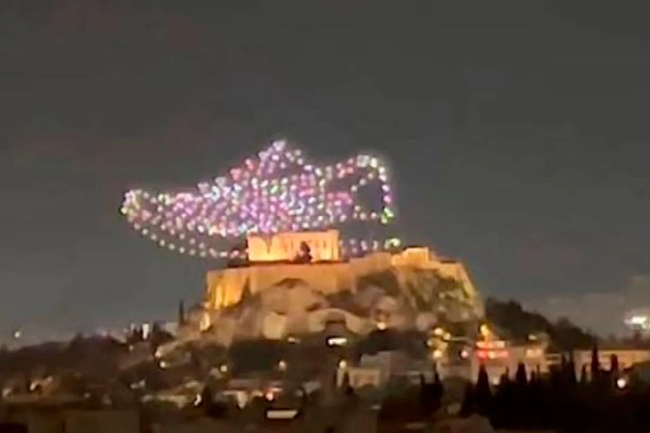 Αντιδράσεις για το διαφημιστικό drone show πάνω από την Ακρόπολη – Μηνύσεις από το Υπουργείο Πολιτισμού