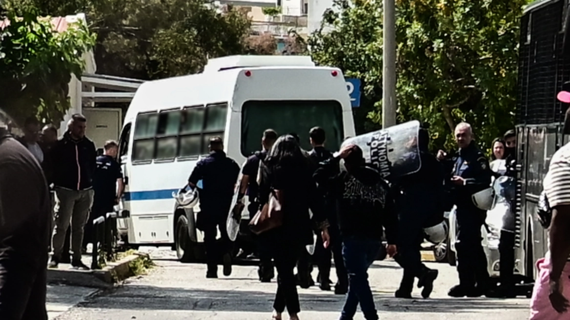 Επίθεση στη νομική: Αναζητείται η «υπαρχηγός» – Όσα βρέθηκαν στα σπίτια των δραστών