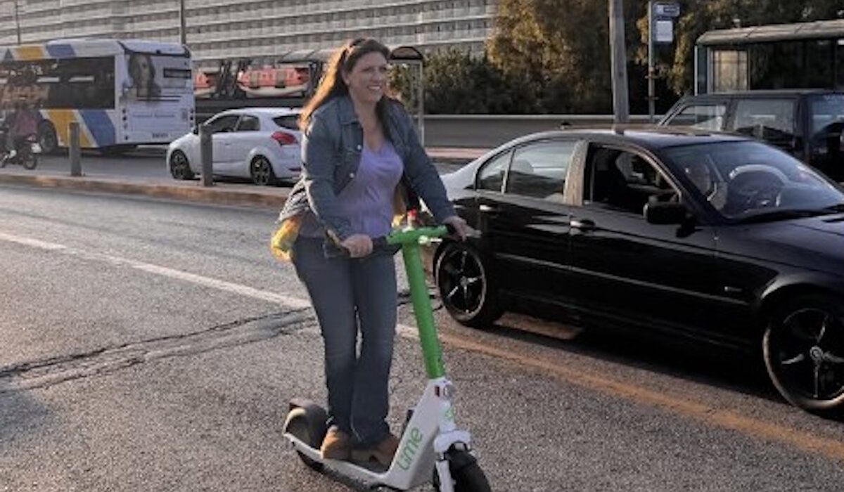 Ζωή Κωνσταντοπούλου: Χαλαρή βόλτα με πατίνι στον Πειραιά