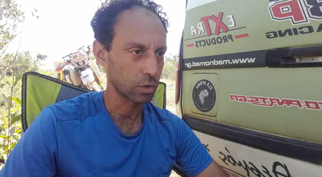 Ο “Mad Nomad” από τη Θεσσαλονίκη: Γυρίζει τον κόσμο με μια παλιά μοτοσικλέτα