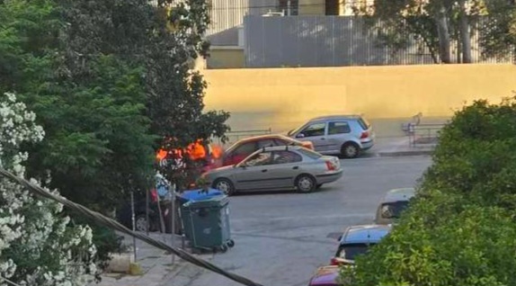 Νέα Σμύρνη: Πέντε οχήματα τυλίχθηκαν στις φλόγες (εικόνες-βίντεο)