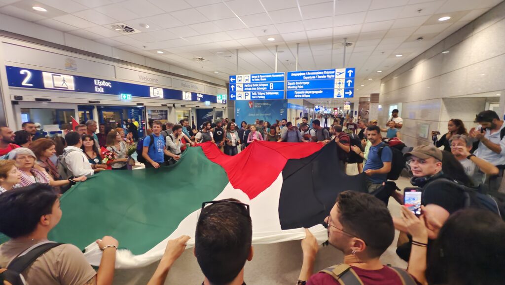 March to Gaza: Η ελληνική αποστολή επέστρεψε στην Αθήνα – Θερμή υποδοχή από δεκάδες μέλη στο αεροδρόμιο