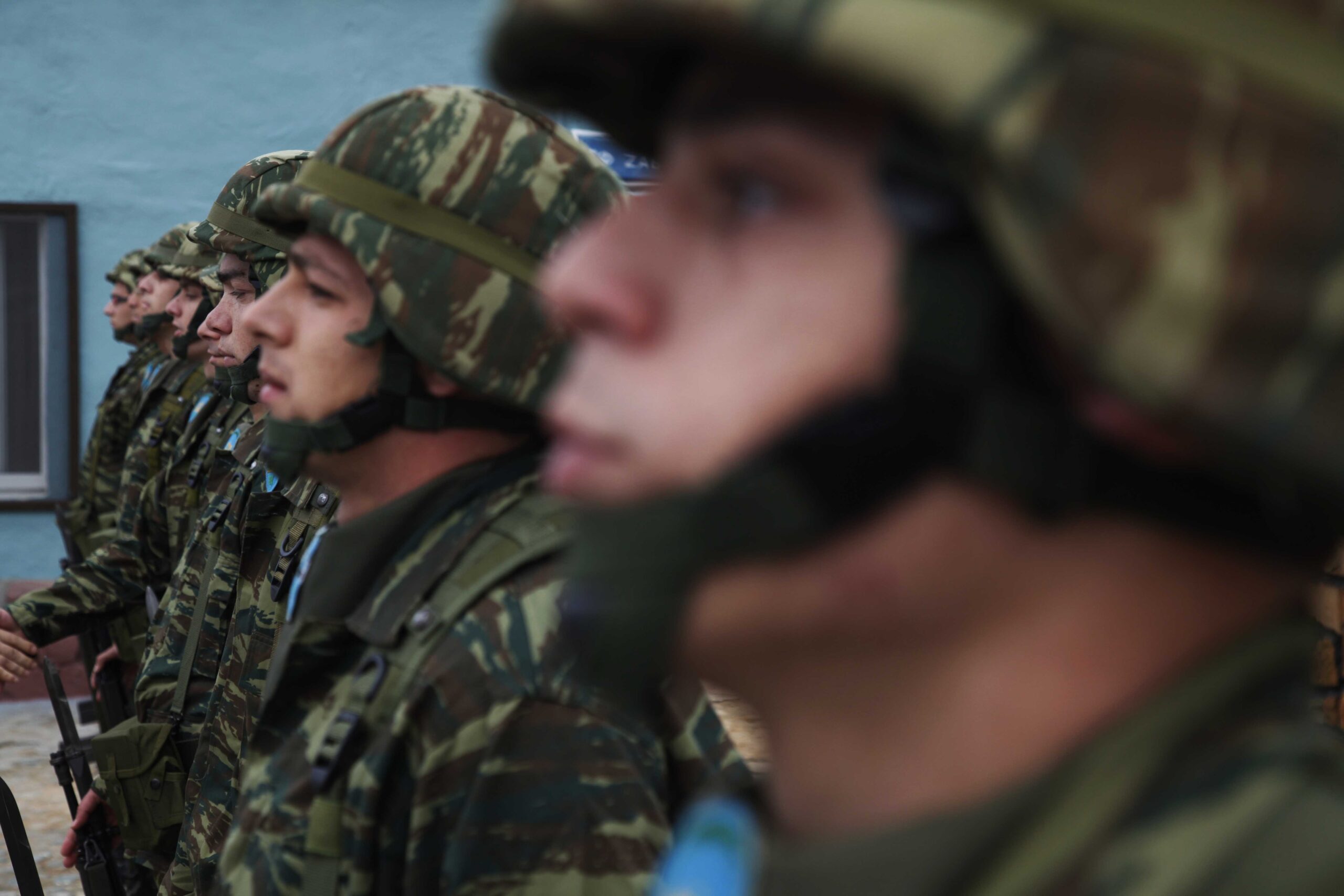 Ποιοι θα κληθούν πρώτοι σε περίπτωση επιστράτευσης – Αναλυτικά η διαδικασία και τα ηλικιακά όρια