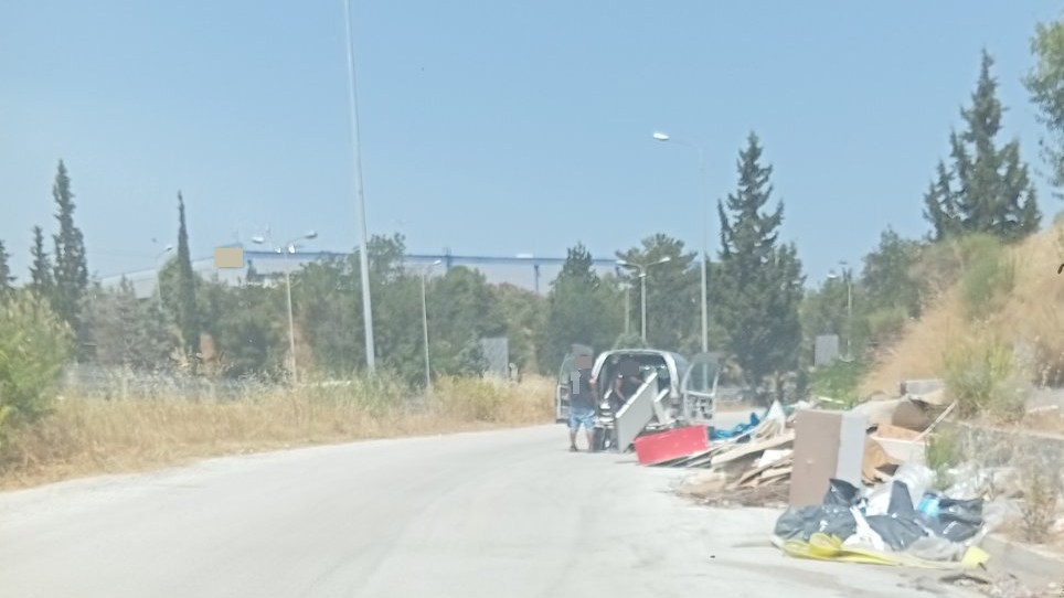 Θεσσαλονίκη: Συνελήφθησαν ενώ πετούσαν μπάζα σε παράδρομο της Μουδανιών – Κατασχέθηκε το όχημα
