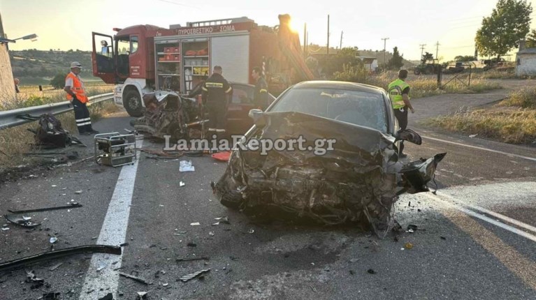 Θανατηφόρο τροχαίο στη Θήβα: Δύο ηλικιωμένοι νεκροί, ένας τραυματίας – Άμορφη μάζα τα οχήματα (εικόνες)