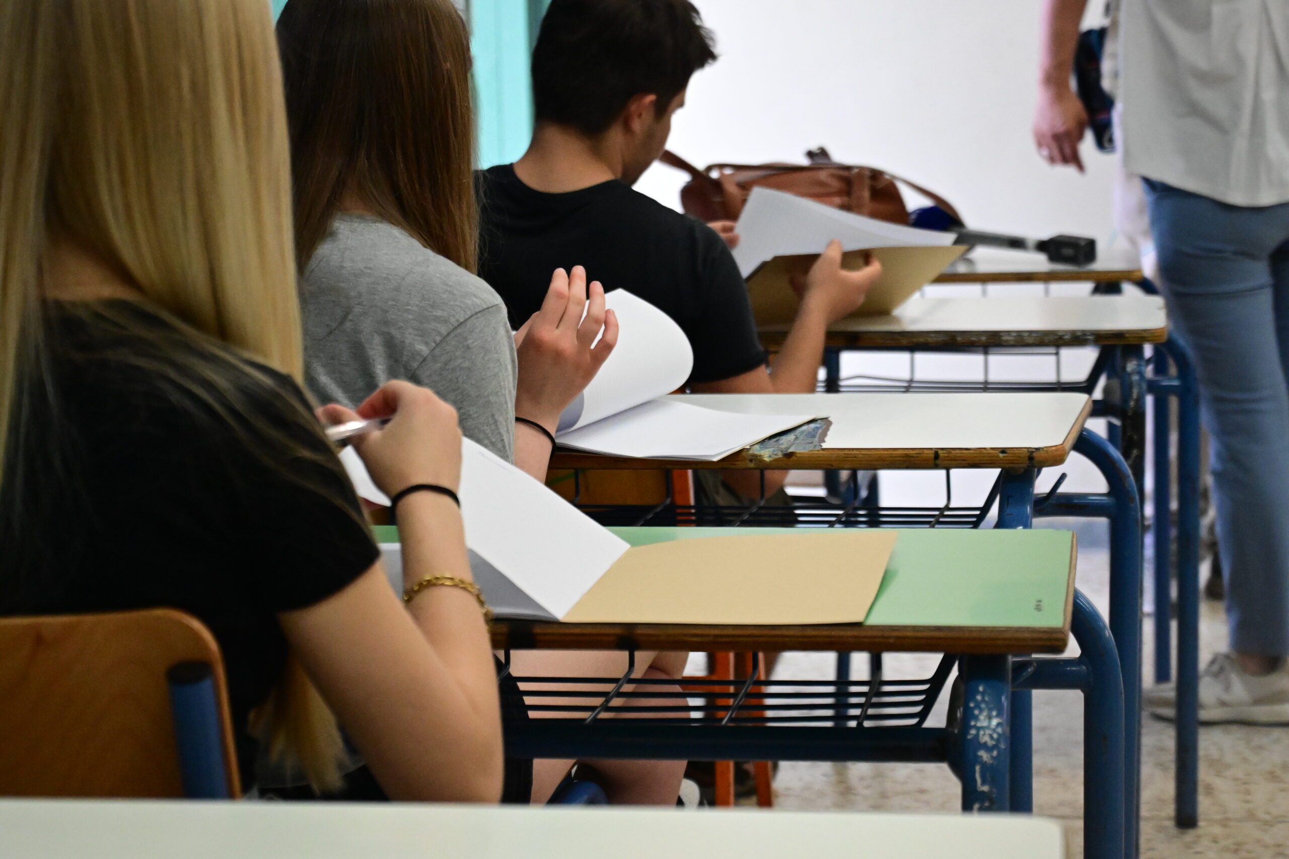 Πανελλήνιες: «Μια δοκιμασία που ζητά πειθαρχία, όχι απαραίτητα δημιουργία» –  Μαθητές μοιράζονται την εμπειρία των φετινών εξετάσεων
