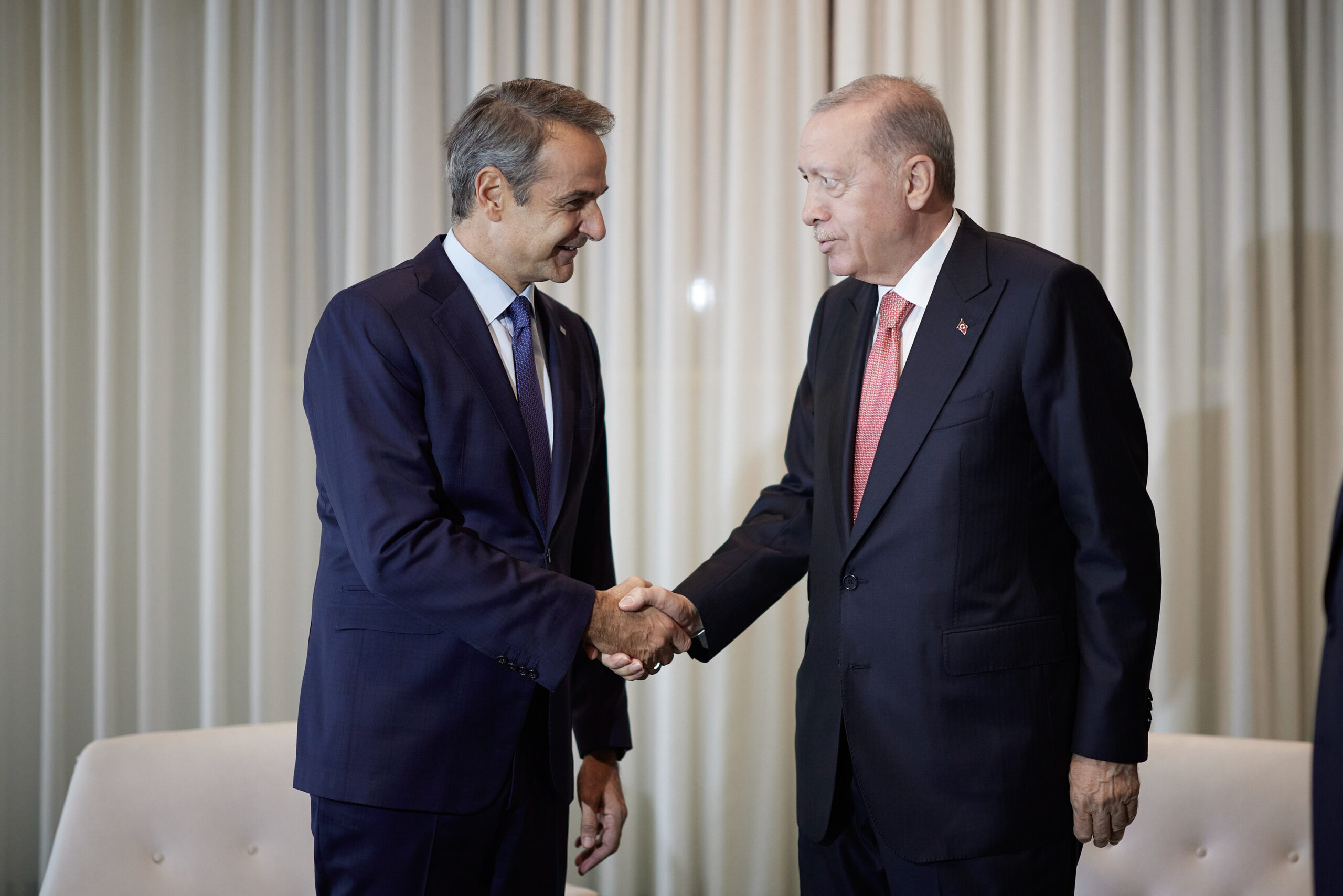 Σύντομη κατ’ ιδίαν συνάντηση Μητσοτάκη – Ερντογάν στη Χάγη