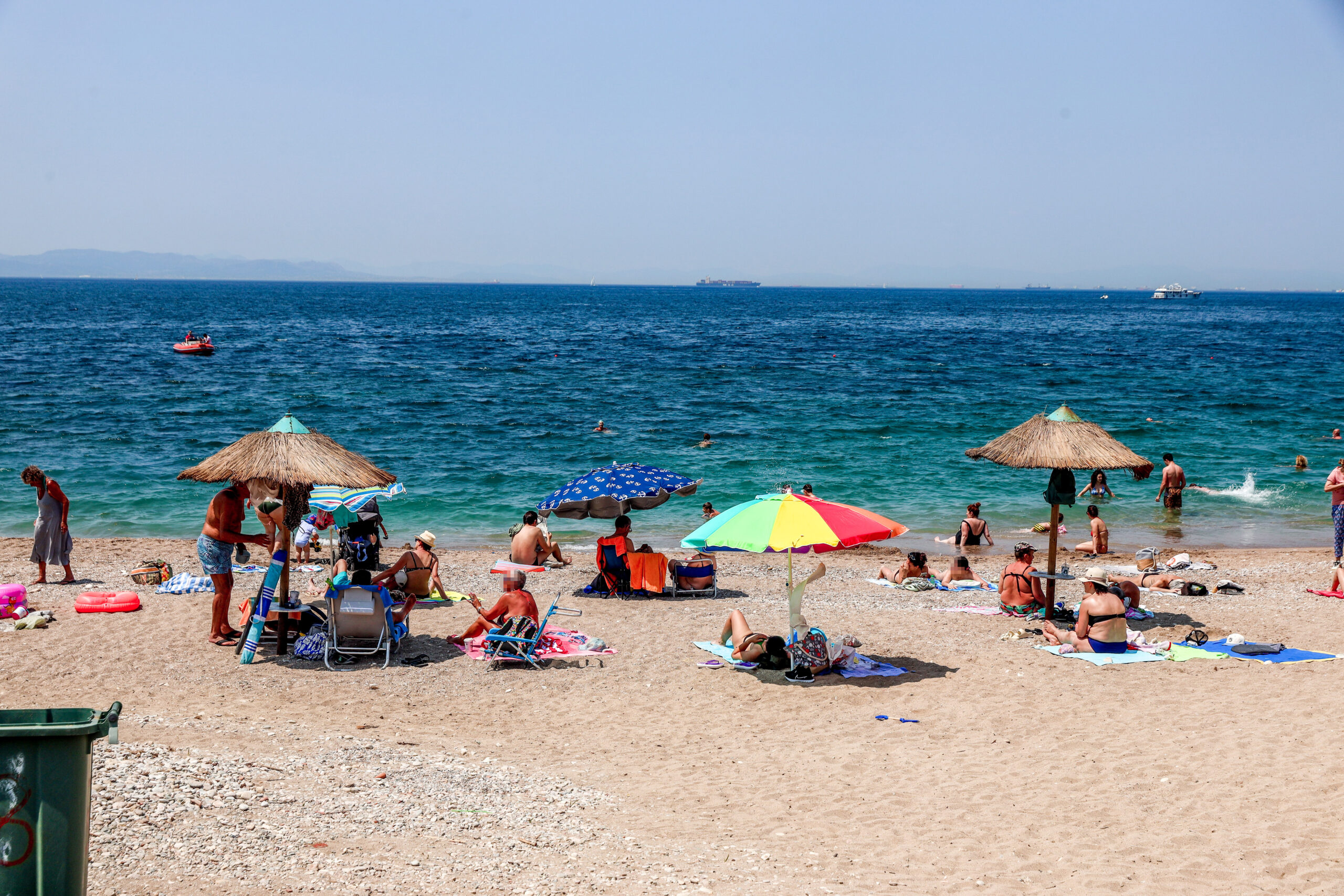 Θεσσαλονίκη: Άδεια η πόλη, με την θερμοκρασία να χτυπά 37άρια – Στη Χαλκιδική για βουτιά οι εκδρομείς του τριημέρου