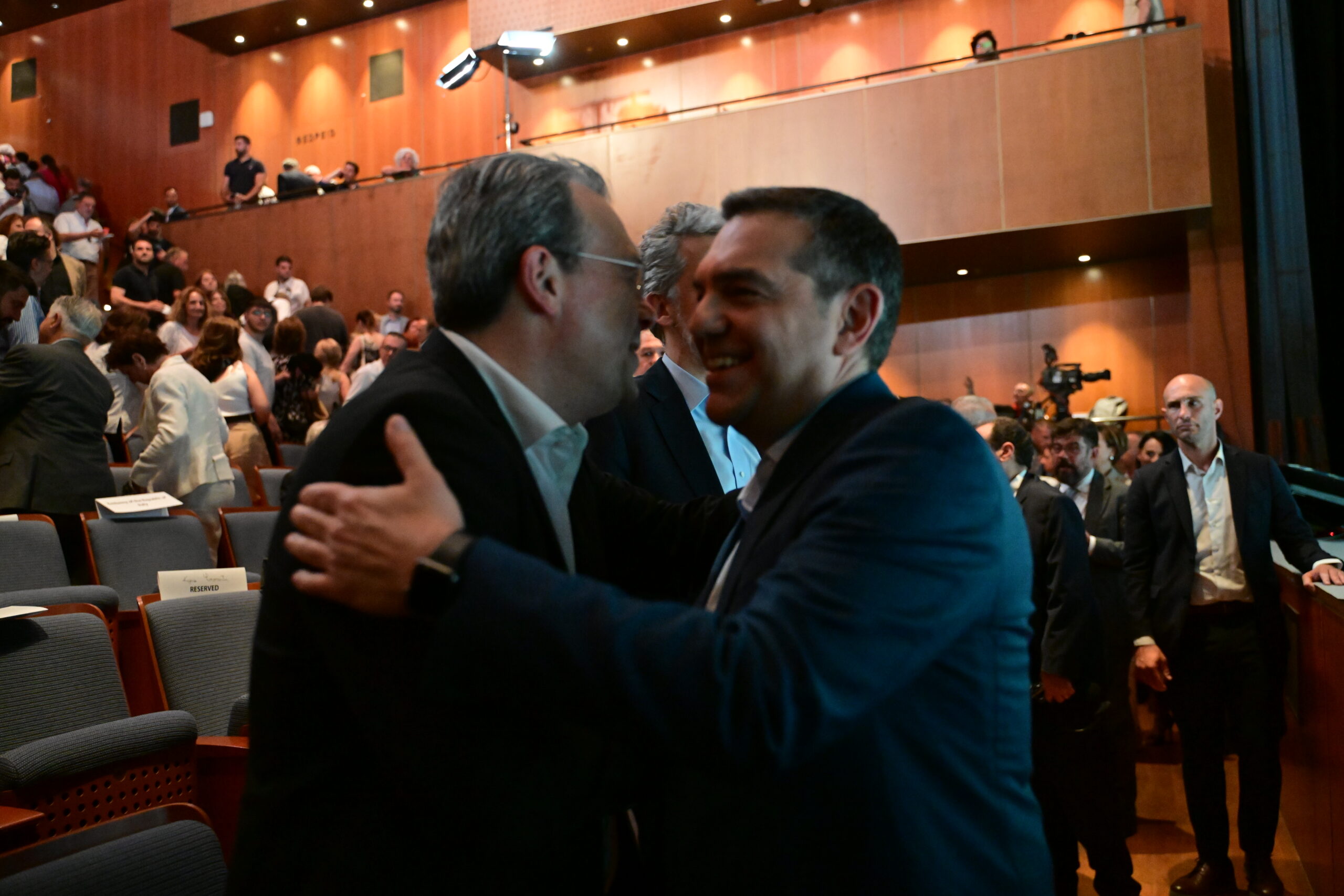 ΣΥΡΙΖΑ: Συνέδριο με… βαλίτσες στο χέρι