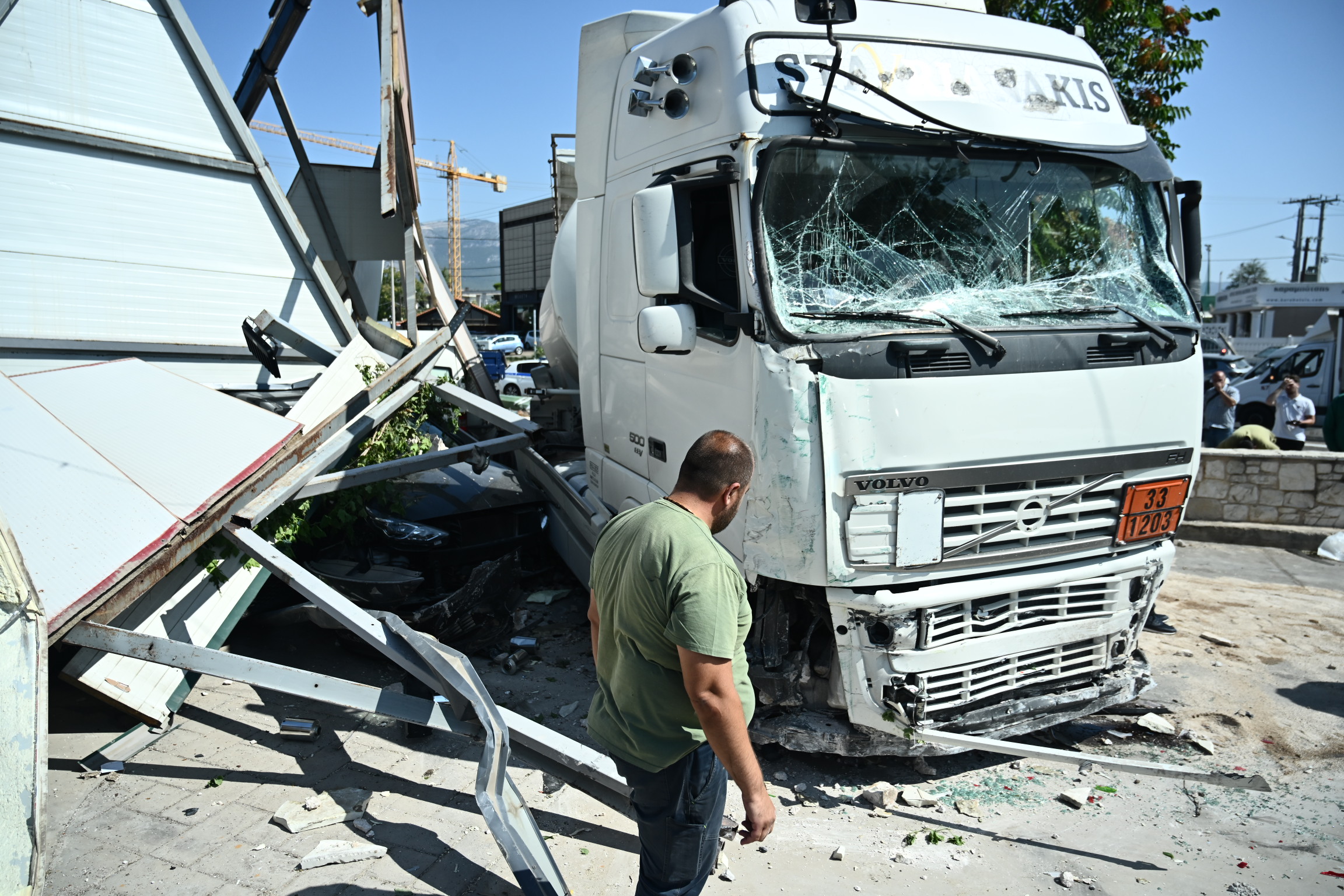 Εικόνες-σοκ στο Μενίδι: Βυτιοφόρο εξετράπη της πορείας του και έπεσε σε μάντρα αυτοκινήτων, μετά από σύγκρουση με ΙΧ
