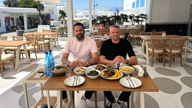 Η μυστική συνταγή της Θεσσαλονίκης ταξιδεύει στη Μύκονο – Τα σουτζουκάκια της «Διαγωνίου» αποκτούν κυκλαδίτικη αίσθηση