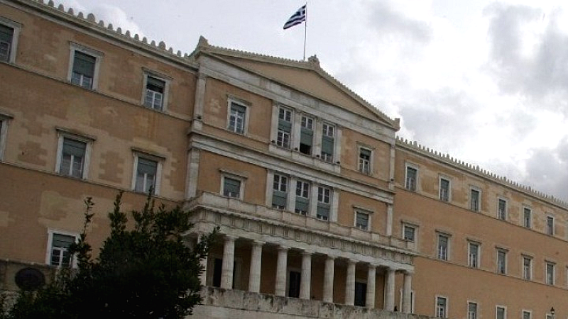 Ρυθμίσεις για τον Τύπο: Η κυβέρνηση προωθεί διαφάνεια και κανόνες σε ένα αρρύθμιστο πεδίο, ενώ η αντιπολίτευση καταγγέλλει έλλειψη ελευθερίας