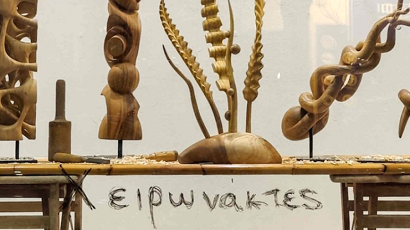 Δημιουργία με ξύλο: Η έκθεση «Χειρωνάκτες» στις βιτρίνες Τέχνης του ΟΤΕ στην Καρόλου Ντηλ