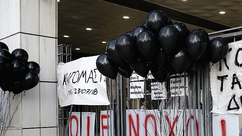 Μνήμη και Δικαιοσύνη: Συγγενείς θυμάτων πυρκαγιάς στο Μάτι αφήνουν 120 μαύρα μπαλόνια
