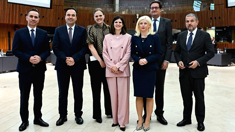 Στήριξη από 13 χώρες στην ελληνική πρωτοβουλία για την ασφάλεια των παιδιών στο διαδίκτυο