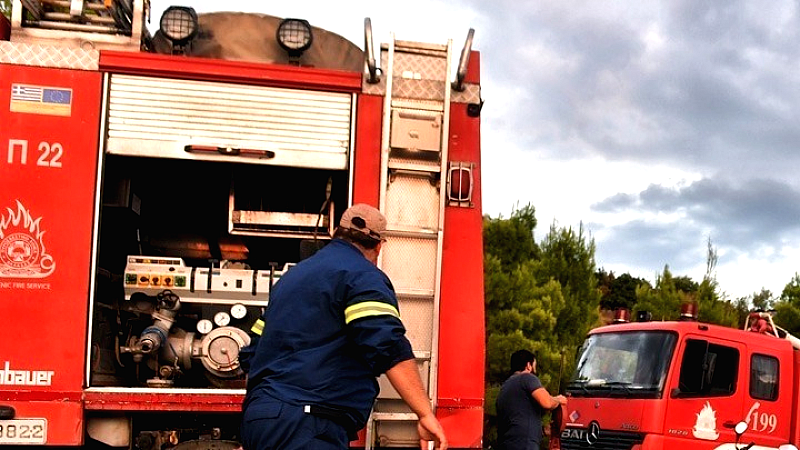 Ενισχυμένες οι πυροσβεστικές δυνάμεις στην Ανάβυσσο για την καταπολέμηση της πυρκαγιάς