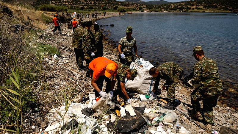 Σημαντική συλλογή 6,5 τόνων σκουπιδιών από τις ακτές της Λέσβου