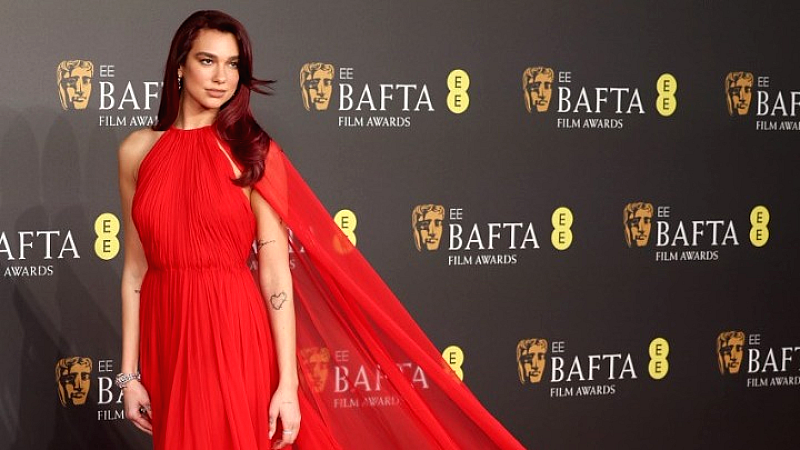 Η Dua Lipa τιμά τη Σινέντ Ο’ Κόνορ με μια συγκινητική ερμηνεία στη συναυλία της στο Δουβλίνο