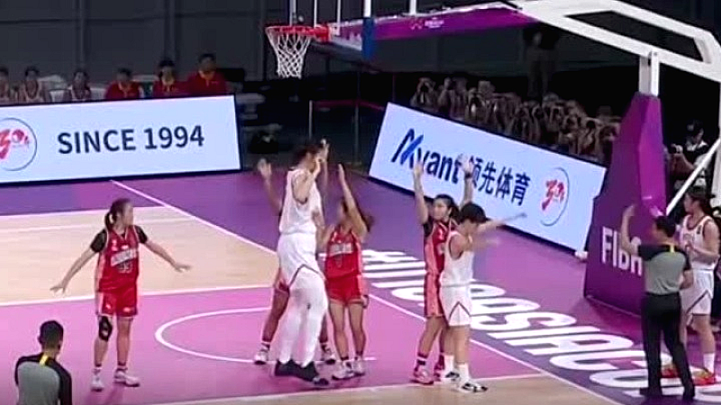 Η Κίνα προετοιμάζεται για το Asia Cup με την 18χρονη Ζανγκ Ζιγιού, ύψους 2,26μ.