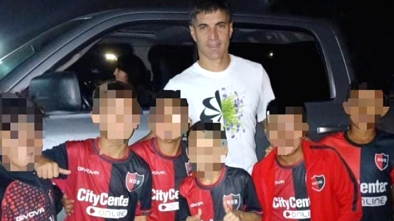 Διαμάχη στην Αργεντινή: Κυρώσεις από τη Νιούελς Ολντ Μπόις σε παιδιά για φωτογραφία με αντίπαλο παίκτη