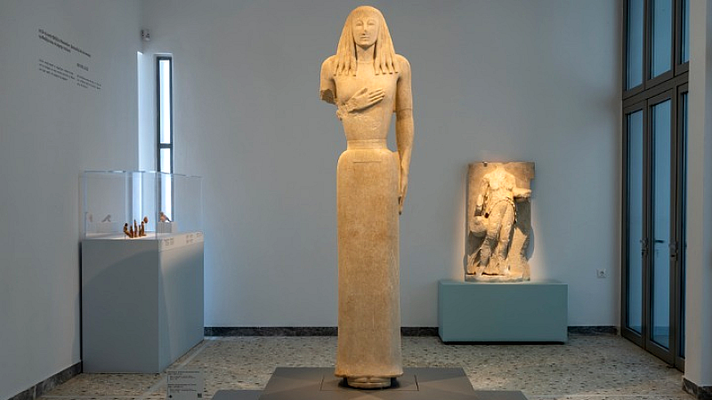 Η έκθεση του Μουσείου Κυκλαδικής Τέχνης «Κυκλαδίτισσες» φτάνει στη Σαντορίνη εγκαινιάζοντας το ανακαινισμένο αρχαιολογικό μουσείο Θήρας