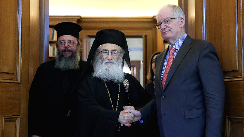 Συνάντηση του Κ. Τασούλα με τον αρχιεπίσκοπο Σινά Δαμιανό και συνεργάτες του