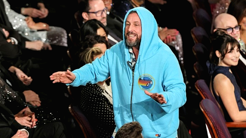 Ο Άνταμ Σάντλερ επιστρέφει με ανατρεπτική stand up περιοδεία στην Αμερική
