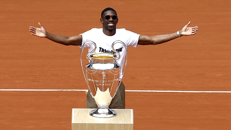 Ουσμάν Ντεμπελέ παρουσιάζει το τρόπαιο του Champions League στο Ρολάν Γκαρός