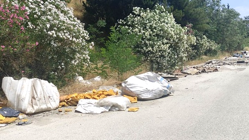Συλλήψεις για ανεξέλεγκτη απόρριψη στερεών αποβλήτων στην εθνική οδό