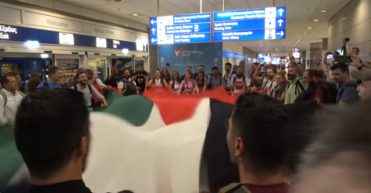 «Λευτεριά στην Παλαιστίνη»: Θερμή υποδοχή των μελών του March to Gaza στο αεροδρόμιο της Αθήνας
