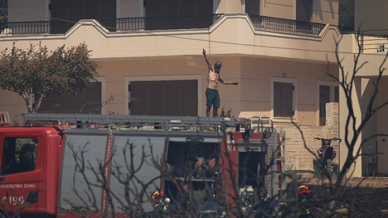 Εκτενείς απεγκλωβισμοί κατοίκων στην Παλαιά Φώκαια από την ΕΛΑΣ – Νέες κυκλοφοριακές ρυθμίσεις στη λεωφόρο Αθηνών-Σουνίου