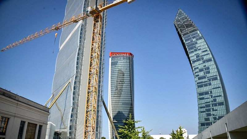 Συναγερμός στο Μιλάνο: Διαφημιστική πινακίδα στράβωσε σε ουρανοξύστη