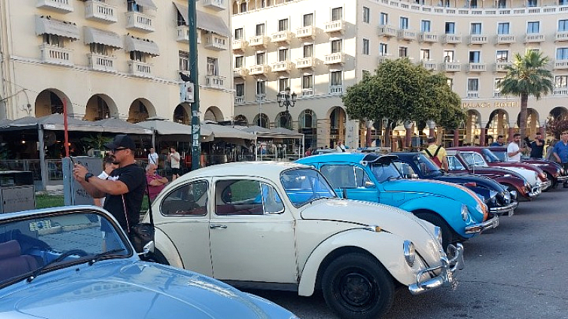 Η πλατεία Αριστοτέλους υποδέχθηκε τα θρυλικά «κατσαριδάκια»