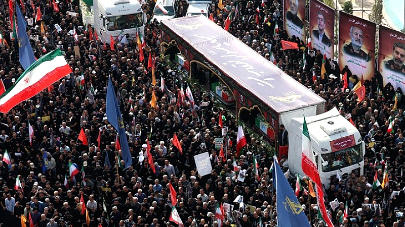 Δημόσιες κηδείες για τους ιρανούς αξιωματικούς και επιστήμονες που σκοτώθηκαν στον πόλεμο με το Ισραήλ