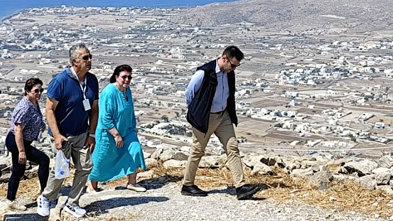 ΥΠΠΟ: Αυτοψία της Λ. Μενδώνη στους αρχαιολογικούς χώρους της Αρχαίας Θήρας και του Ακρωτηρίου Σαντορίνης