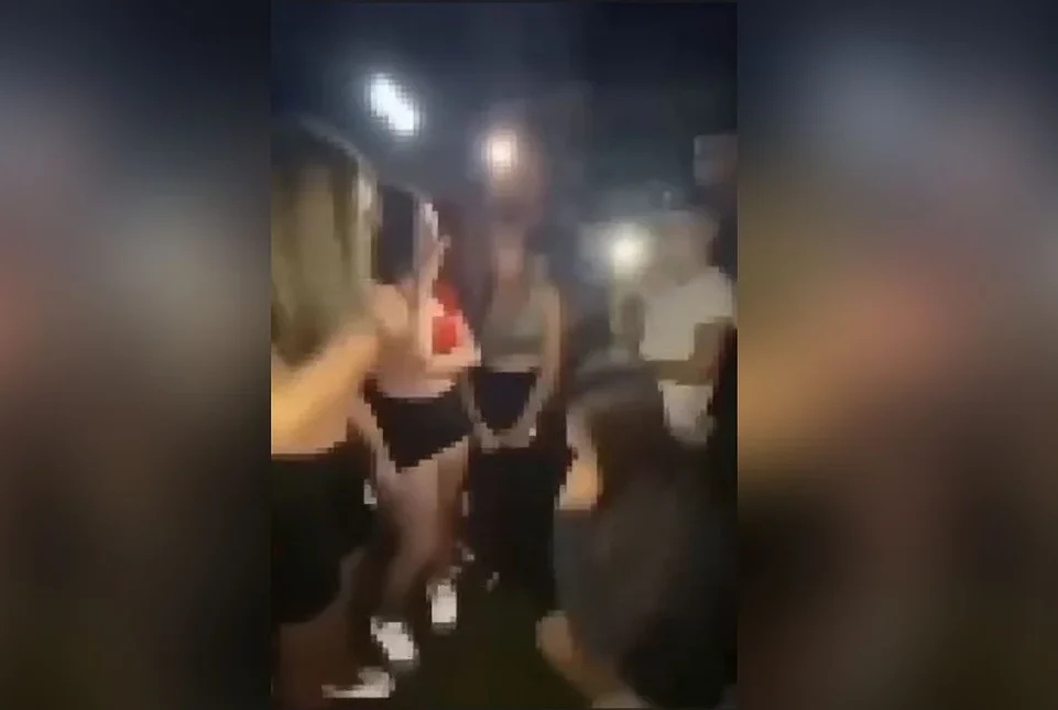 «Στα γόνατα τώρα»: Σοκαριστικό βίντεο με ανήλικους να εξευτελίζουν 16χρονη στη Γλυφάδα – Την χαστουκίζει συνομήλικη της