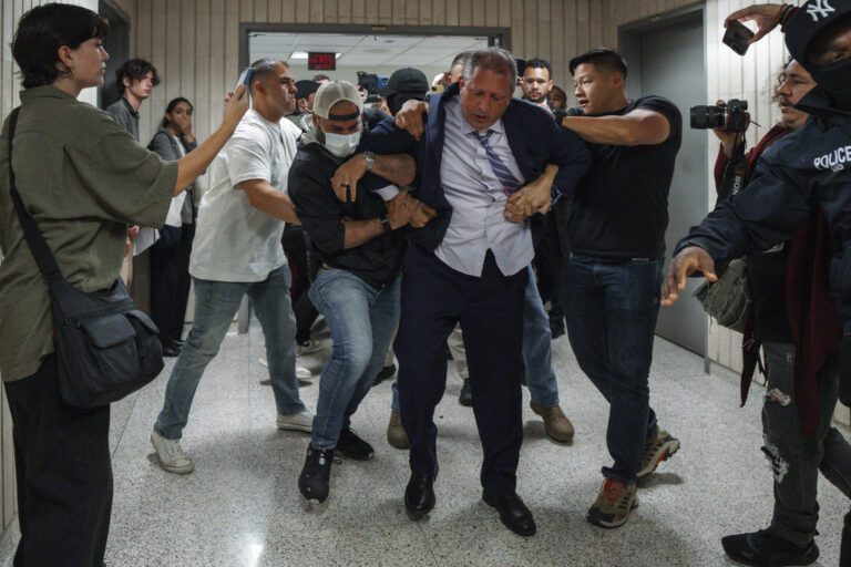 Νέα Υόρκη: Σύλληψη του υποψήφιου δημάρχου Μπραντ Λάντερ σε δίκη μεταναστών – Ζήτησε ένταλμα και κατέληξε με χειροπέδες