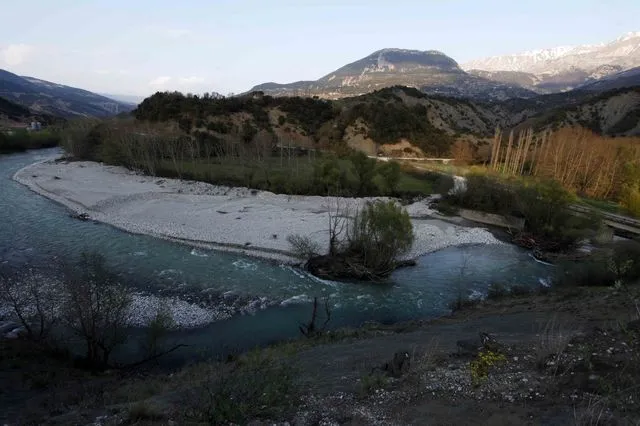 Άραχθος: Κρίσιμες ώρες για τα δύο παιδιά – 25 λεπτά κάτω από το νερό, μάχη στη ΜΕΘ Παίδων