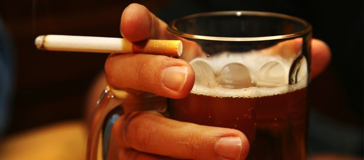 Τσιγάρα και αλκοόλ μόνο με επίδειξη ταυτότητας: «Βαριές καμπάνες» προβλέπει ο νέος νόμος, δύσκολη εφαρμογή
