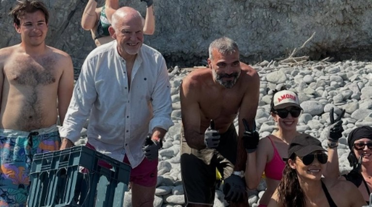 Ο Γιώργος Παπανδρέου καθάρισε παραλία στην Αίγινα για την Παγκόσμια Ημέρα Περιβάλλοντος