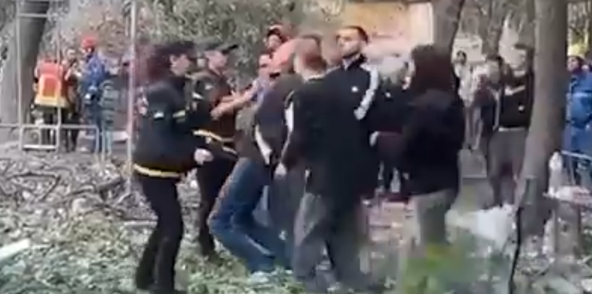 Κίεβο: Σπαρακτικό βίντεο με πατέρα να καταρρέει όταν μαθαίνει πως ο γιος του ανασύρθηκε από τα συντρίμμια νεκρός