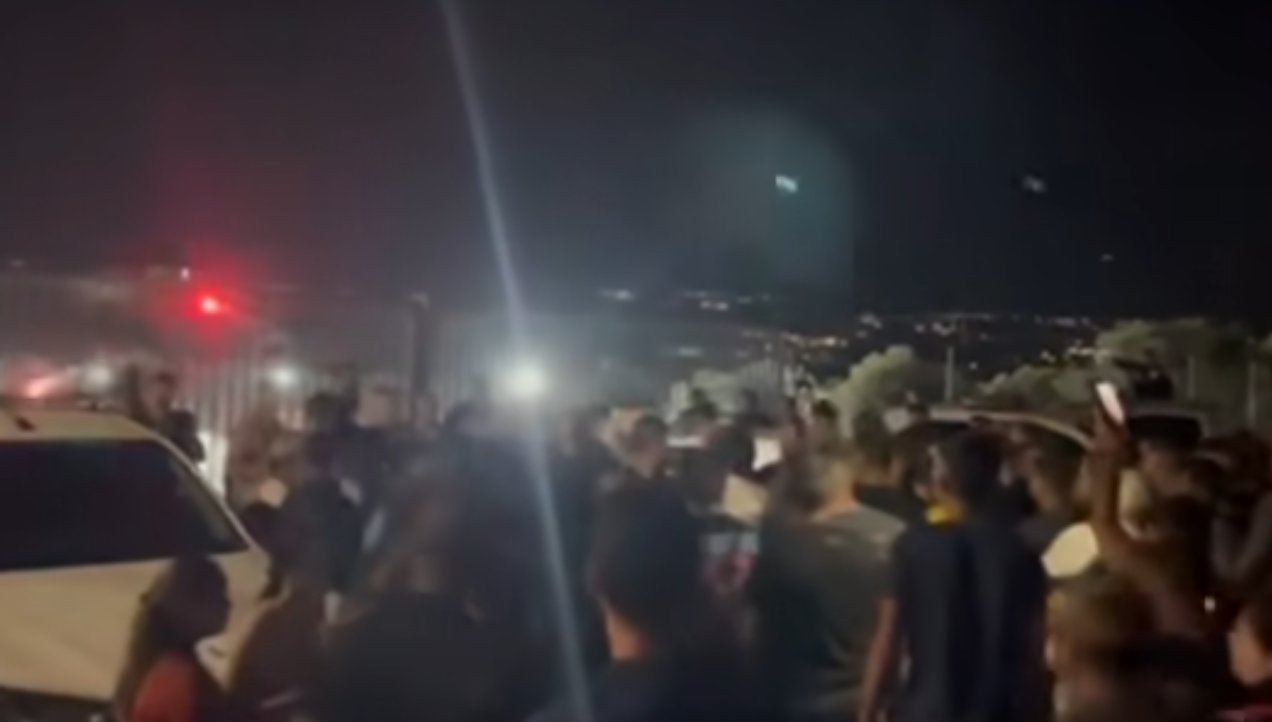 Ρέθυμνο: Ακροδεξιοί έριξαν φωτοβολίδες μέσα σε χώρο φιλοξενίας μεταναστών (Βίντεο)