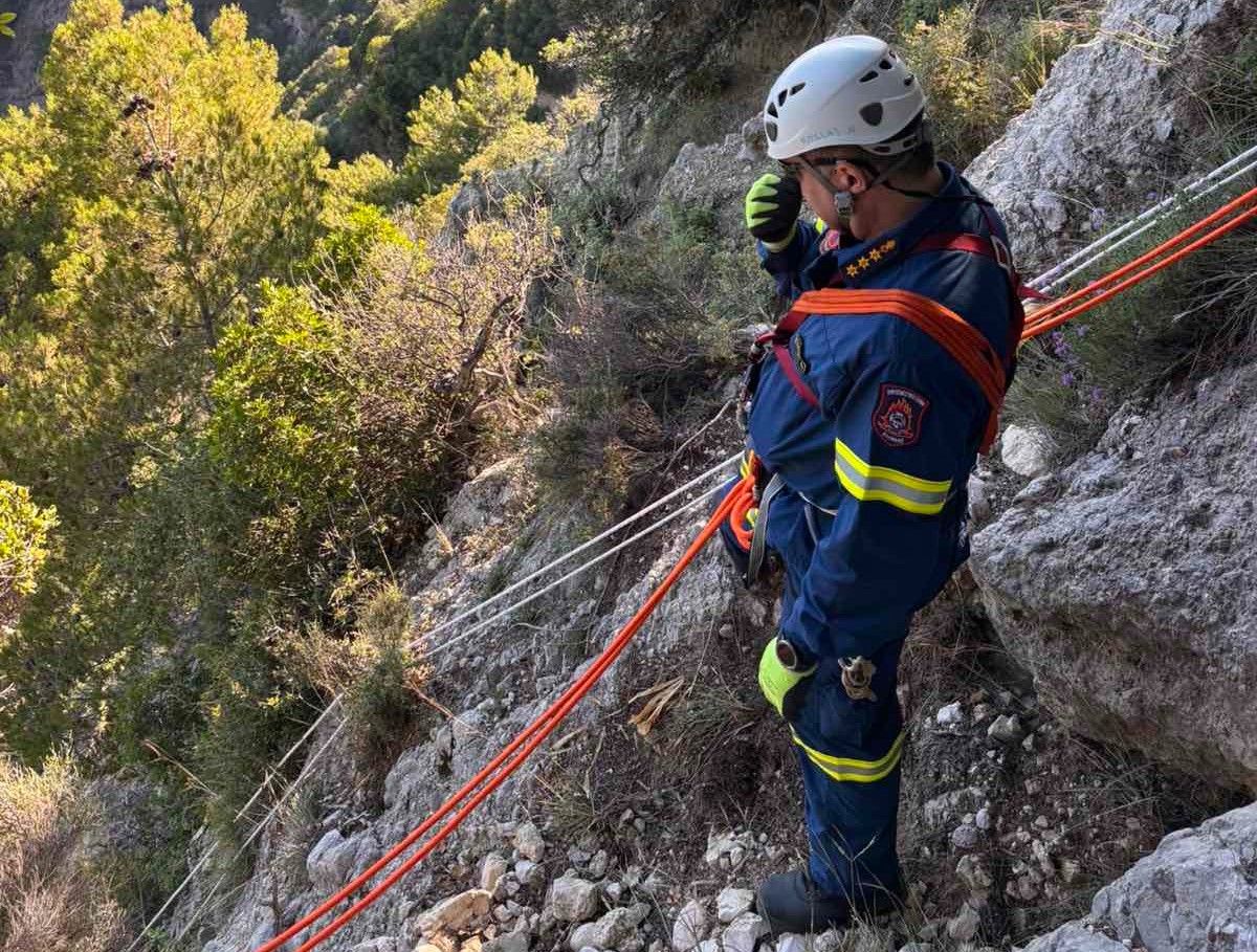 Κέρκυρα: Επιχείρηση διάσωσης τουρίστα που έπεσε από μεγάλο ύψος στην παραλία Canal d’Amour